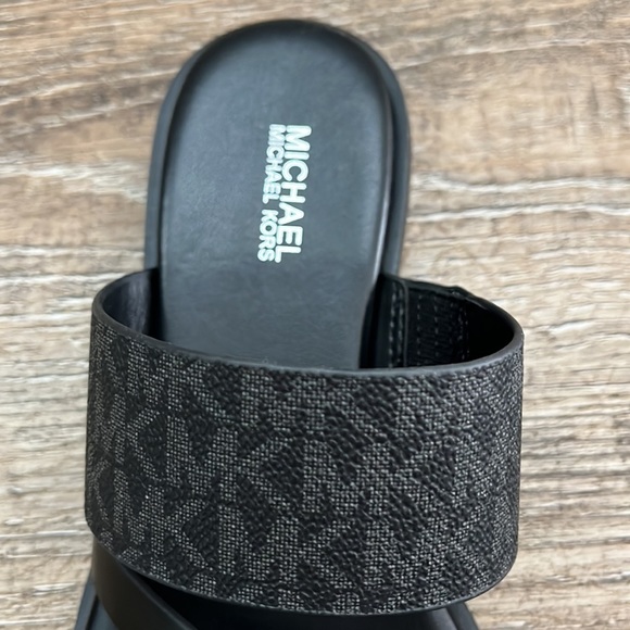 MICHEAL KORS FLAT SANDAL (NWOT) - Picture 5 of 7
